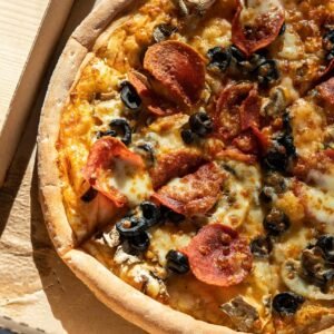 Nosso Cardápio pizza, mozzarella, food, pizza restaurant, dough, pizza dough, delicious, cheese, pizza pie, pizza slices, box, pizza box, box of pizza, freshly baked, pepperoni pizza, pepperoni, black olives, mushrooms, pizza box, pizza box, pizza box, pizza box, pizza box